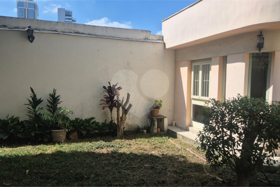 Casa à venda com 4 quartos, sendo 3 suítes, no condomínio Chácara das Rosas, São Paulo - SP