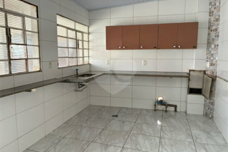 Casa Ampla e Versátil na Vila Marcelino — Excelente Espaço e Pronta para Ocupação Imediata!