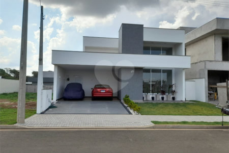 Belíssima Casa à Venda no Condomínio Damha IV