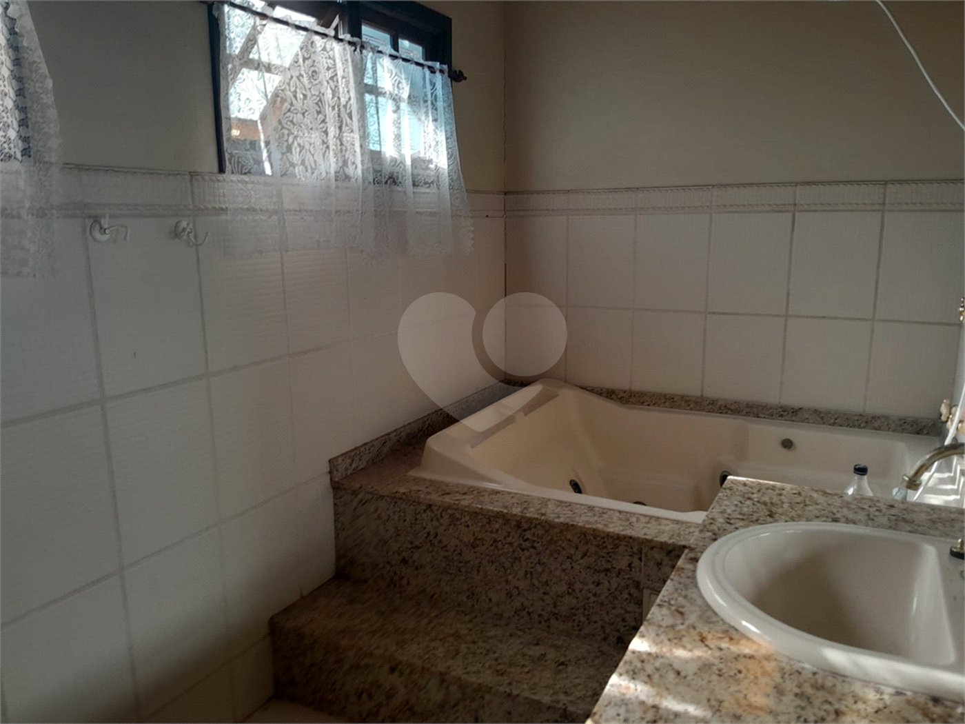 Casa à venda com 3 quartos, sendo 1 suíte, no condomínio Sausalito, Mairiporã - SP