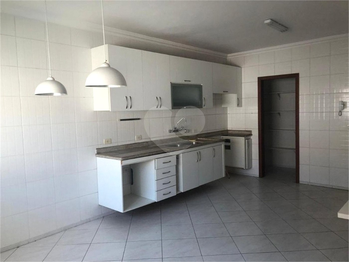 Casa à venda com 4 suítes no condomínio Vila das Emboabas, São Paulo - SP