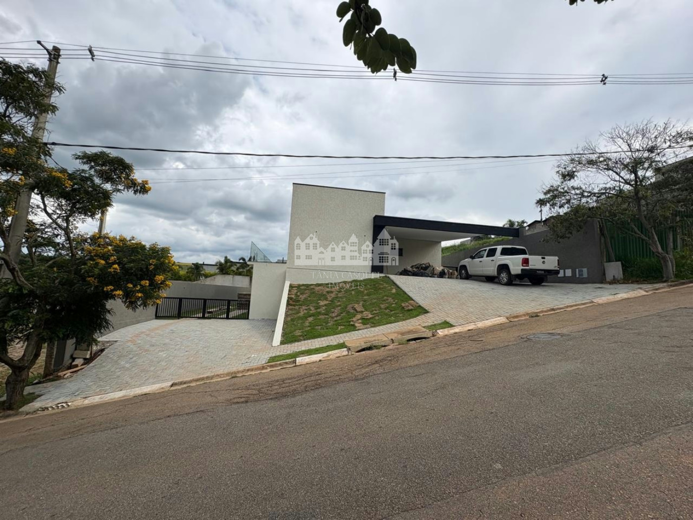 Casa à venda com 3 suítes no condomínio Shamballa III, Atibaia - SP