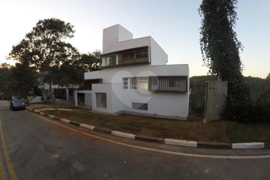 Sobrado à venda com 3 suítes em Seerra da Cantareira, Mairiporã, SP