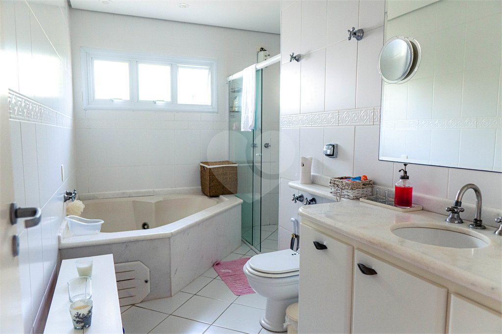 Casa à venda com 5 quartos, sendo 4 suítes, no condomínio Flamboyant, Atibaia - SP