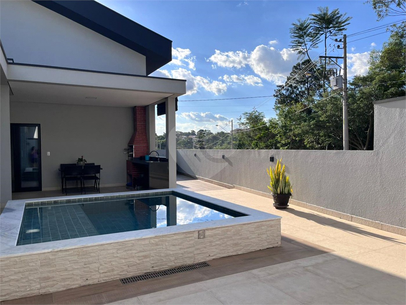 Casa à venda com 3 quartos, sendo 1 suíte, no condomínio Jardim Laguna, Indaiatuba - SP