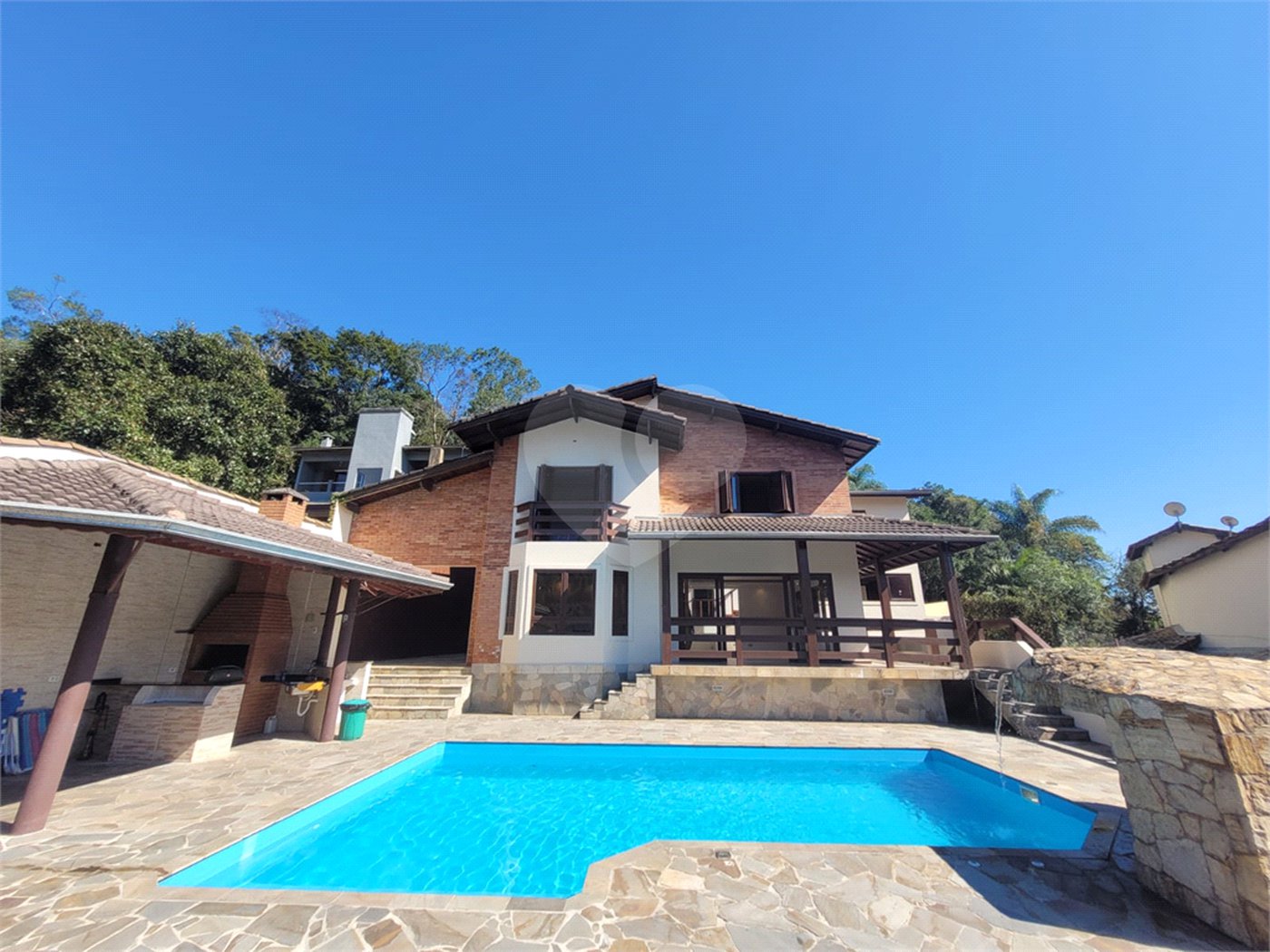 Casa à venda com 5 quartos, sendo 3 suítes, no condomínio Alpes da Cantareira, Mairiporã - SP