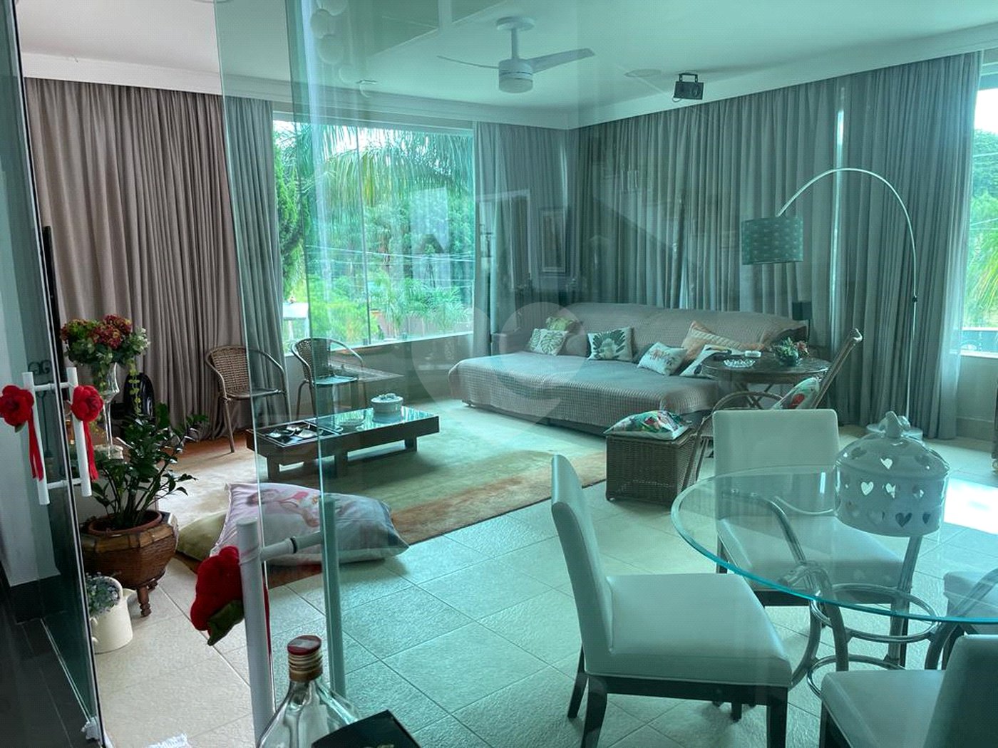 Casa à venda com 4 quartos, sendo 3 suítes, no condomínio Vila Hípica I, Vinhedo - SP