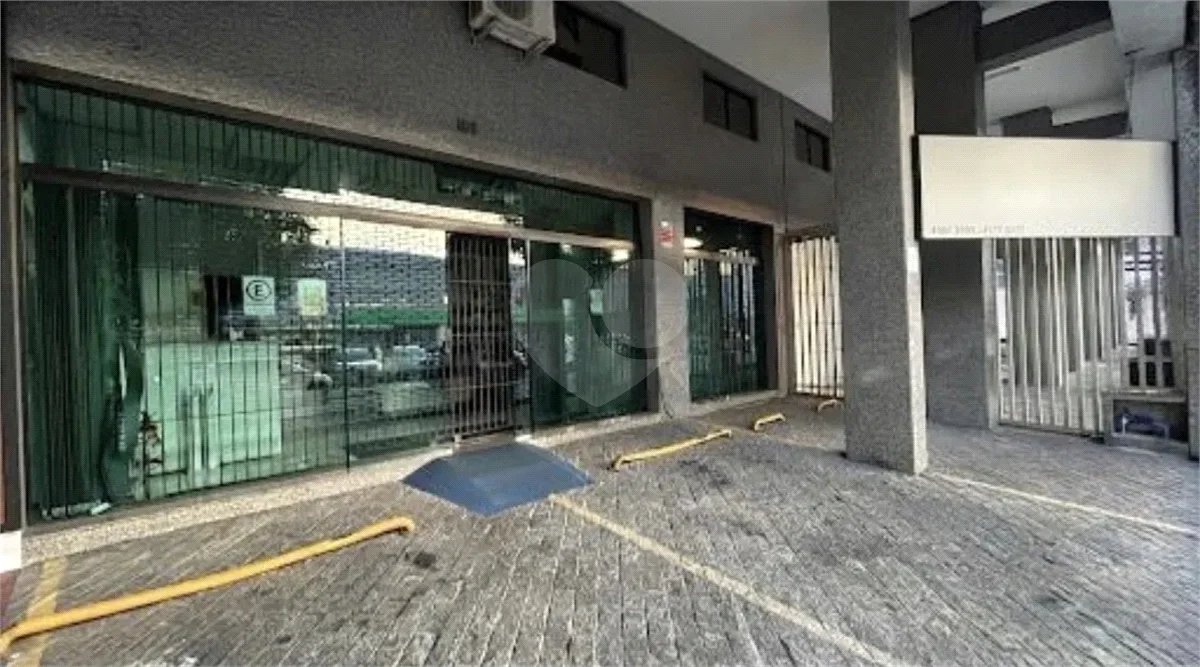 Imóvel comercial de 149 m² em Rudge Ramos, com pé-direito de 6 m, 3 vagas e localização estratégica. Excelente opção para investidores e negócios.