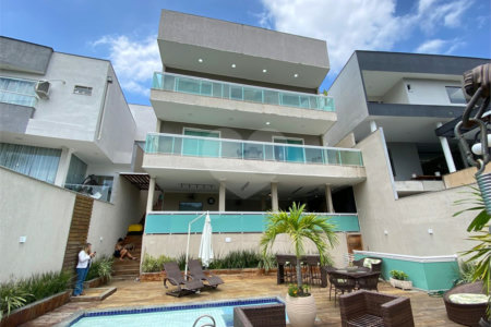 Casa Tríplex à venda no Condomínio Mansões da Prata – Campo Grande, RJ