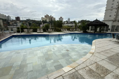 Apartamento de 155 m² com 4 dormitórios, varanda e 2 vagas de garagem. Condomínio com piscinas adulto, infantil e aquecida, lazer e portaria 24 horas.