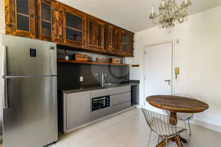 Itaim ! Studio ,muito bem localizado ! vaga de garagem !