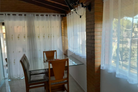 Indaiatuba- Jardins dos Laranjais - Chácara dentro do Vale das Laranjeiras, segundo portão: Jardim dos Laranjais. 3 quartos, 1 banheiro social, 1 sala espaçosa de TV, 1 sala de jantar, cozinha, 1 varanda fechada com portas Blindex. Quiosque, piscina, capela com bancos e altar,