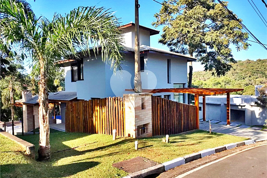 Casa à venda com 4 quartos, sendo 3 suítes, no condomínio Cantareira, Mairiporã - SP