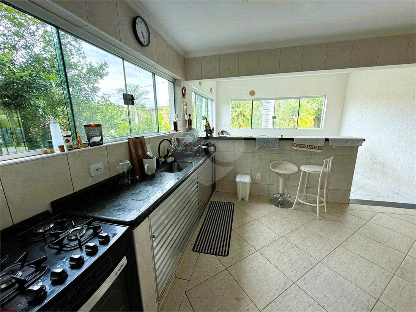 Casa à venda com 4 quartos, sendo 3 suítes, no condomínio Village da Serra, Araçoiaba da Serra - SP