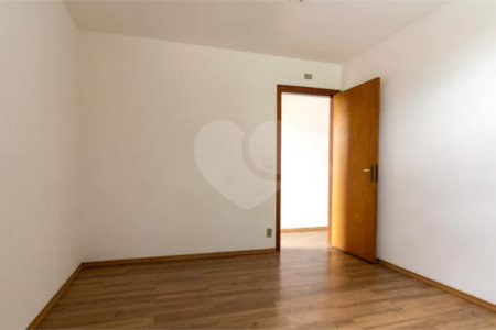 Casa à venda com 4 quartos, sendo 1 suíte, em Vila Tiradentes, São Paulo, SP