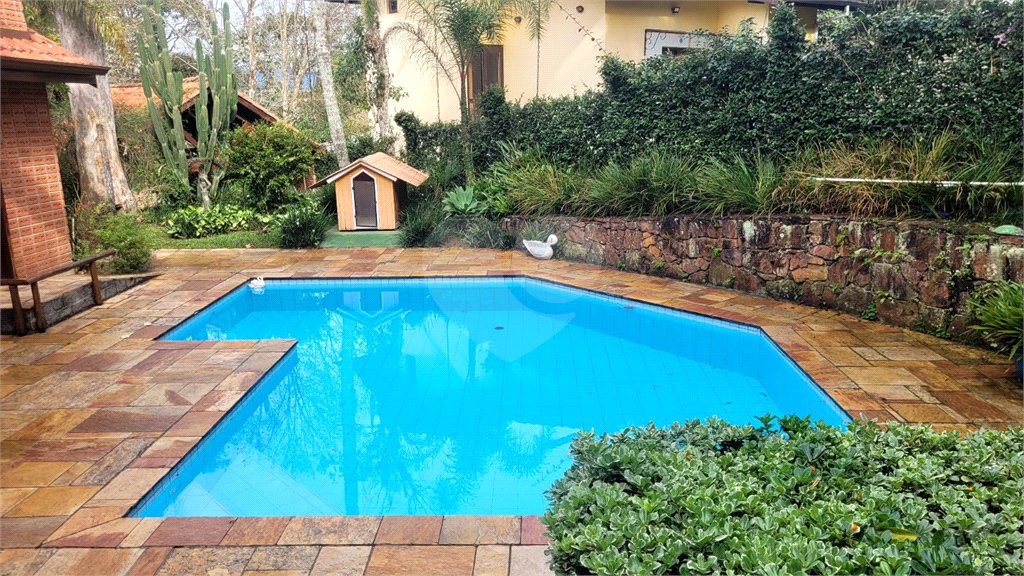 Casa à venda ou para alugar com 3 quartos, sendo 1 suíte, no condomínio Associação Reserva das Hortênsias, Mairiporã - SP