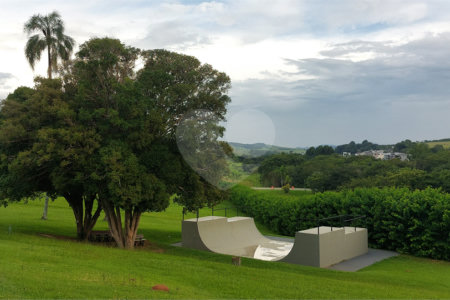 Casa à venda com 3 suítes no condomínio Figueira Garden, Atibaia - SP