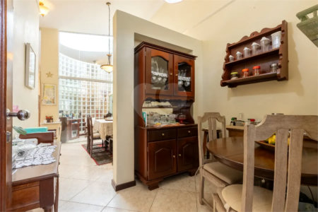 Casa a venda no Planalto Paulista, 2 suítes, 4 vagas, 230 m², quintal e localização privilegiada
