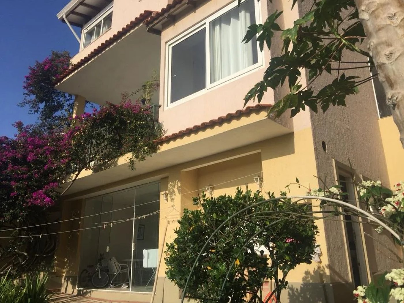 Casa à venda com 5 quartos, sendo 4 suítes, no condomínio Jardim Vitória Régia, São Paulo - SP