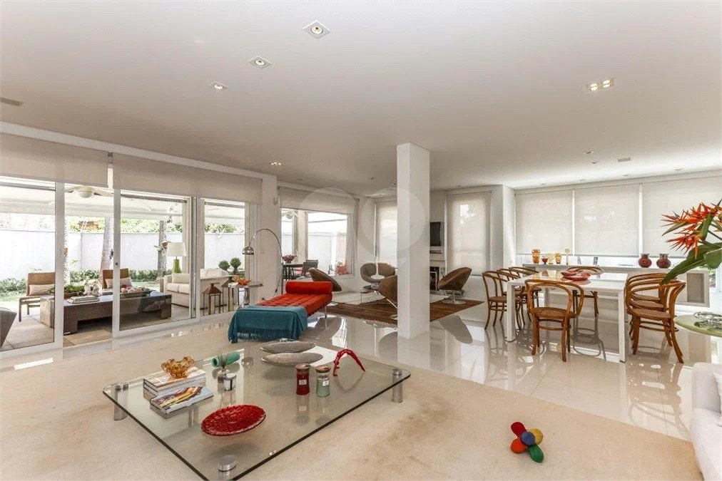 Casa à venda com 5 quartos, sendo 3 suítes, em Jardim Leonor, São Paulo, SP