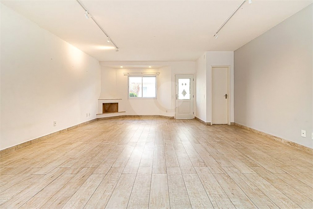 Casa à venda com 4 quartos, sendo 2 suítes, no condomínio Vila das Andorinhas, São Paulo - SP