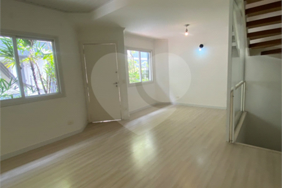 Casa à venda com 3 quartos, sendo 1 suíte, no condomínio Village Santa Cecilia, São Paulo - SP