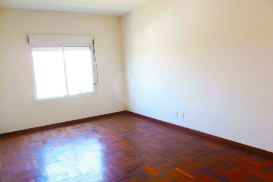 Casa à venda com 4 quartos, sendo 2 suítes, no condomínio Bristol Village, São Paulo - SP