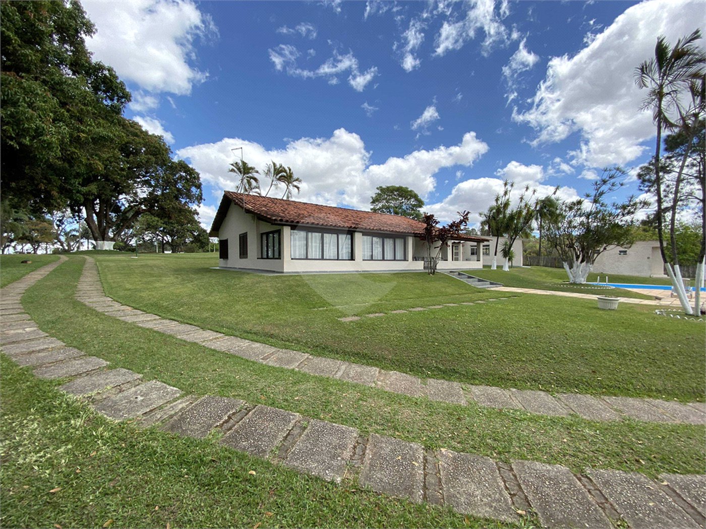 Chácara à venda com 9 quartos, sendo 6 suítes,  em Araçoiaba da Serra, SP