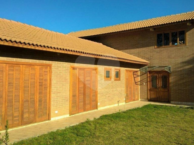 Casa à venda ou para alugar com 3 suítes no condomínio Vilarejo Estoril, Mairiporã - SP