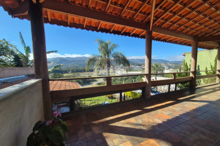 Chácara à venda ou locação no Jardim Estância Brasil – Atibaia/SP, com vista para a Pedra Grande