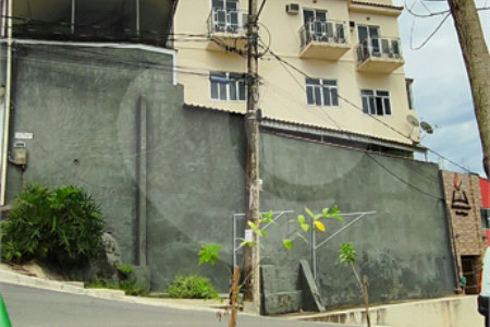 Casa à venda com 5 quartos, sendo 3 suítes, no condomínio Village Texeira Campos, Rio de Janeiro - RJ