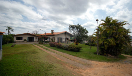 Chácara à venda com 3 quartos, sendo 1 suíte,  em Capuava, São Roque, SP