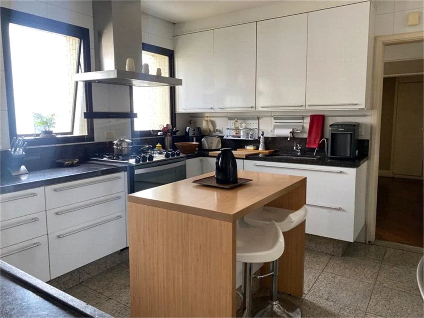 Apartamento à venda com 4 quartos, sendo 3 suítes,  em Vila Suzana, São Paulo, SP