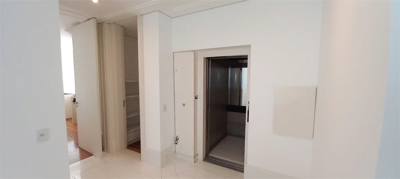 Sobrado à venda ou para alugar com 7 quartos, sendo 4 suítes, em Cidade Jardim, São Paulo, SP