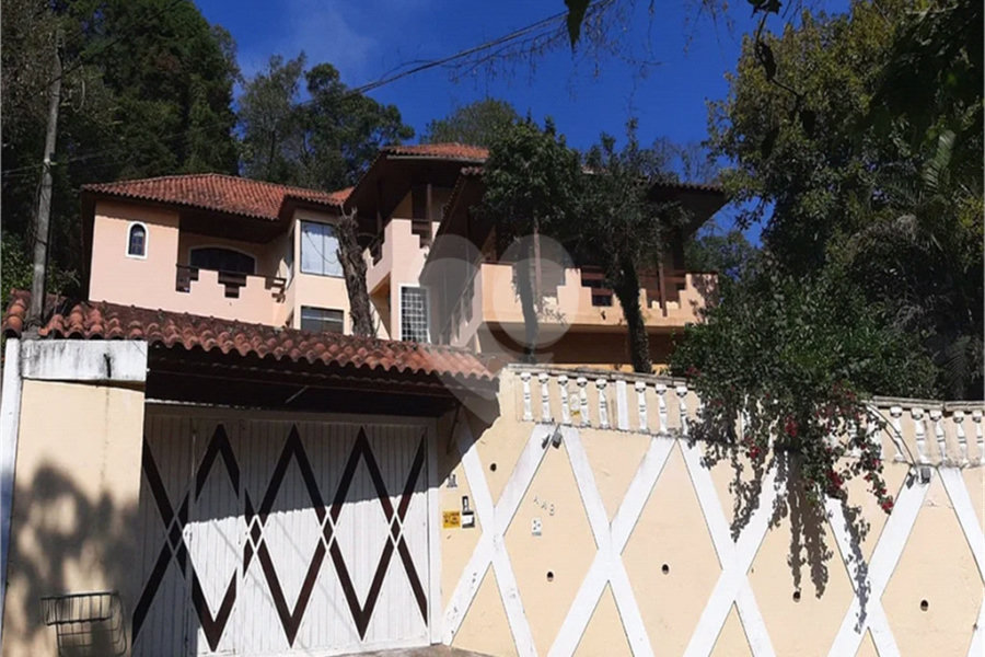 Casa à venda com 6 quartos, sendo 4 suítes, no condomínio Alpes da Cantareira, Mairiporã - SP