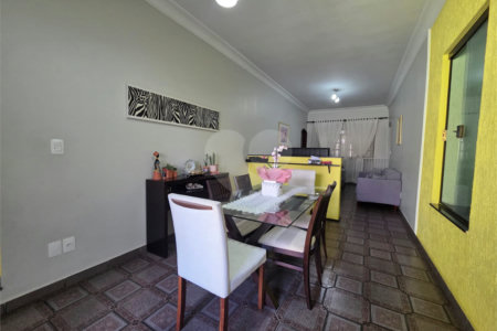 Casa à venda com 4 quartos, sendo 1 suíte, em Vila Paulo Silas, São Paulo, SP