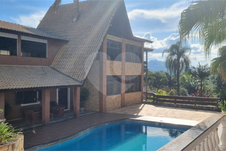Casa à venda com 7 quartos, sendo 4 suítes, no condomínio Residencial Ypeville, Mairiporã - SP