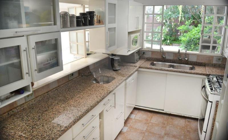Casa à venda com 4 quartos, sendo 3 suítes, em Jardim Leonor, São Paulo, SP