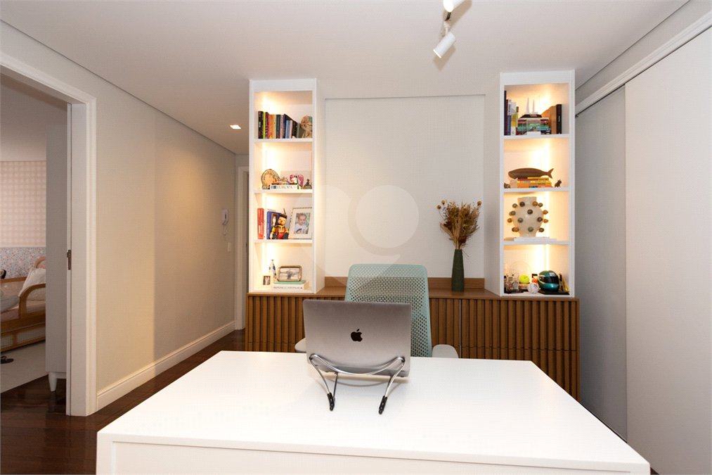 Apartamento à venda com 3 quartos, sendo 1 suíte,  em Vila Uberabinha, São Paulo, SP