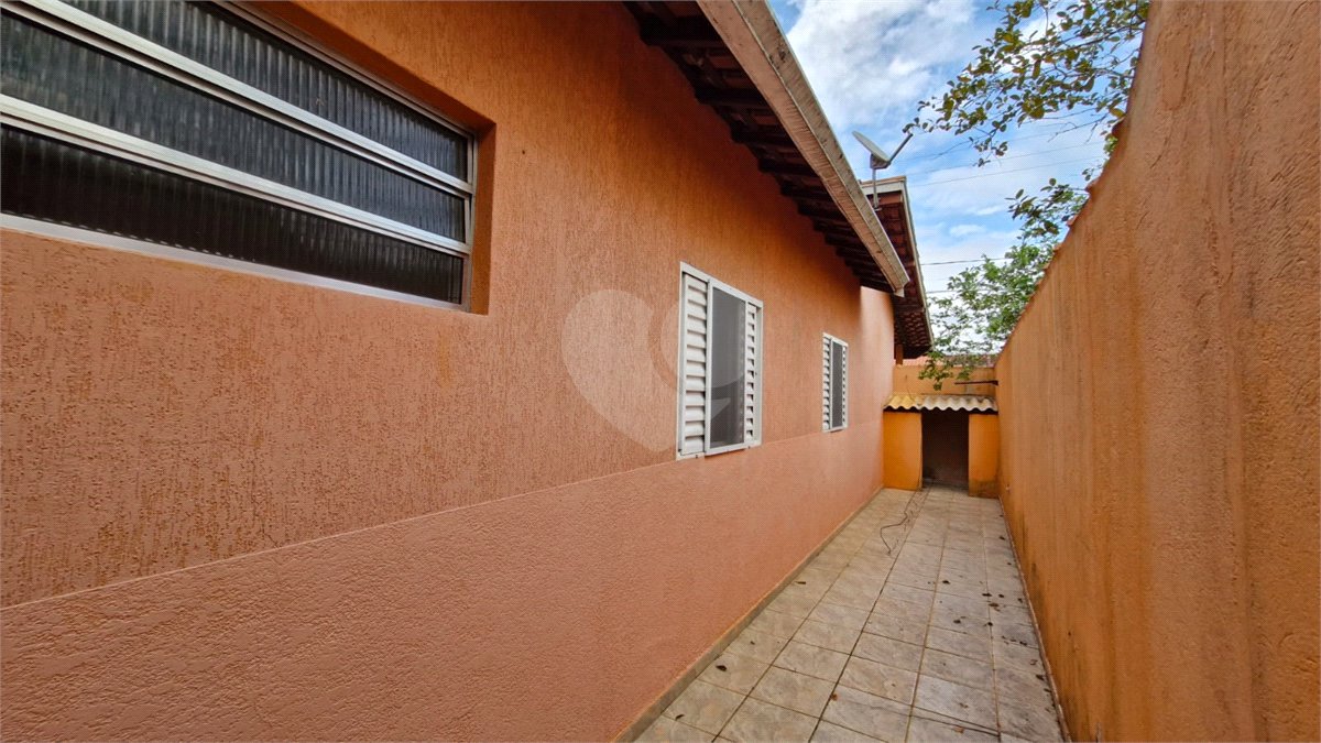Casa para alugar com 3 quartos, sendo 1 suíte, no condomínio Santa Mônica, Atibaia - SP