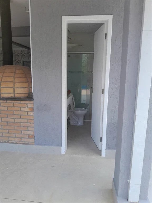 Casa à venda ou para alugar com 4 suítes em Chácaras São Carlos, Cotia, SP