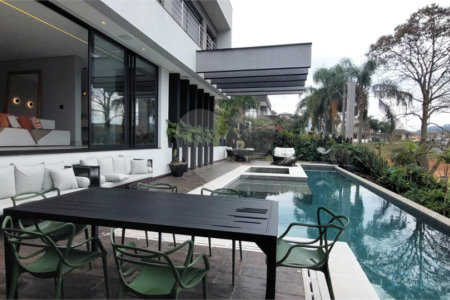 Casa à venda com 3 suítes no condomínio Figueira Garden, Atibaia - SP