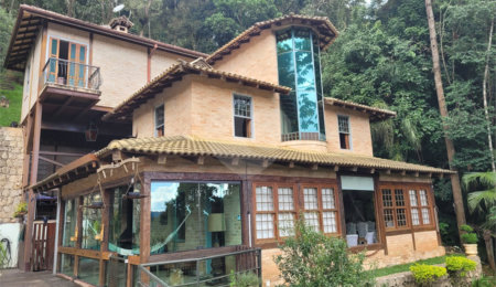 Sobrado à venda com 3 suítes em Serra da Cantareira, Mairiporã, SP