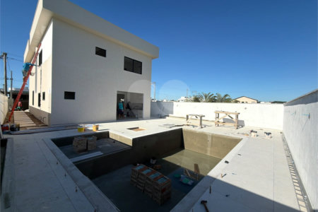 Casa em condomínio à venda com 4 quartos, sendo 3 suítes, em Ogiva, Cabo Frio, RJ