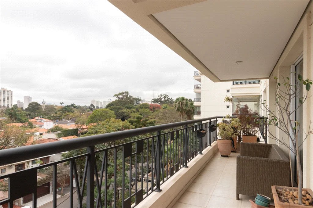 Apartamento à venda com 4 quartos, sendo 2 suítes, em Alto de Pinheiros, São Paulo, SP