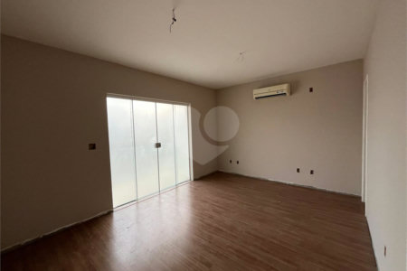 Casa à venda com 4 quartos, sendo 2 suítes, no condomínio Pedra Mar, Rio de Janeiro - RJ