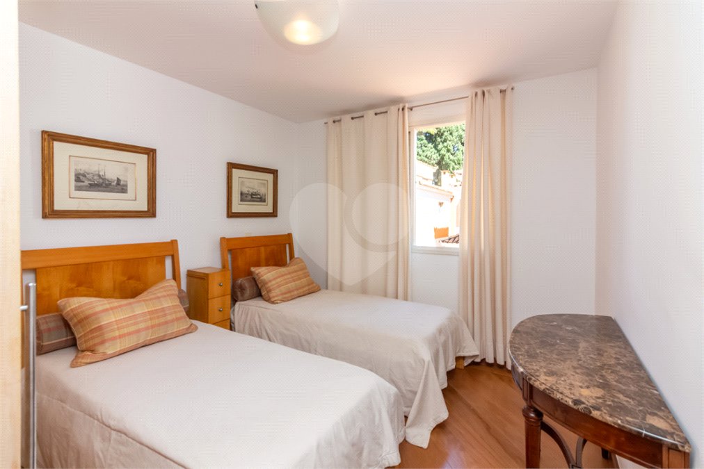 Casa à venda com 4 quartos, sendo 2 suítes, em Alto da Boa Vista, São Paulo, SP