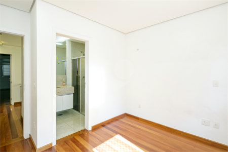 Casa à venda com 3 suítes no condomínio Villaggio Belvedere, São Paulo - SP