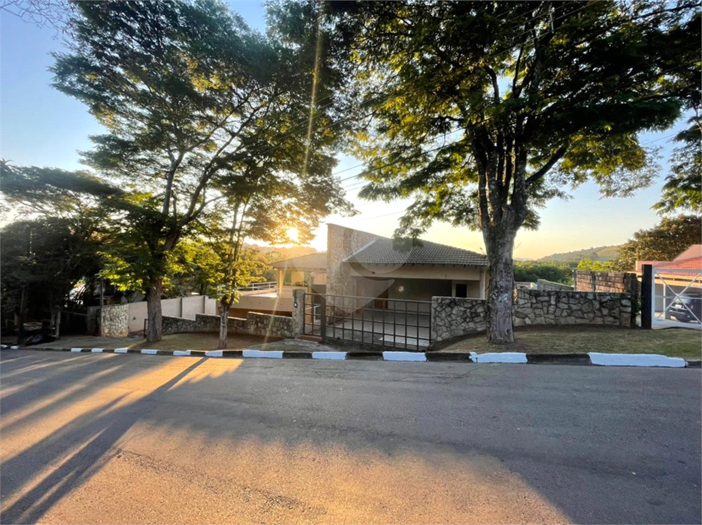Casa à venda com 5 quartos, sendo 3 suítes,  no condomínio Flamboyant, Atibaia - SP