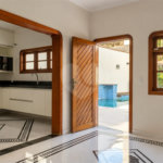 Casa à venda com 6 dormitórios, 3 suítes, piscina, área gourmet, hidromassagem, lareira, varanda e 6 vagas de garagem. Conforto e lazer para toda a família!